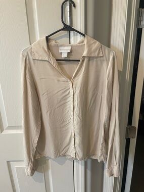 100% silk VTG Worthington Light Cream Button-Down Long-Sleeve Shirt